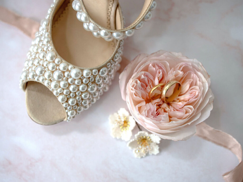 pearl wedding shoes and flower